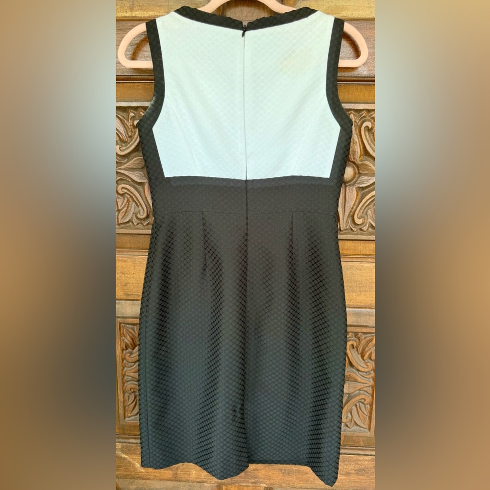 Tahari Black & White Sleeveless Career Sheath Dress, Lined. NWOT. Size 4P. - Picture 3 of 6